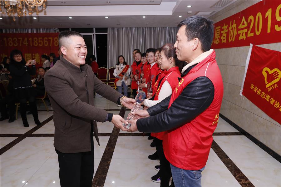 格式工廠胡謀亮頒獎(jiǎng).jpg