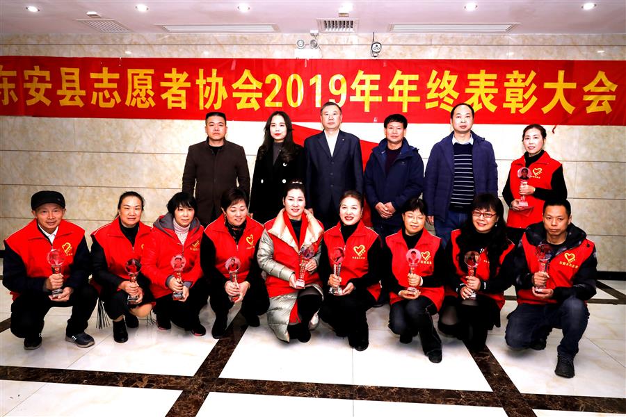 格式工廠十佳志愿者與領(lǐng)導(dǎo)們合影.jpg