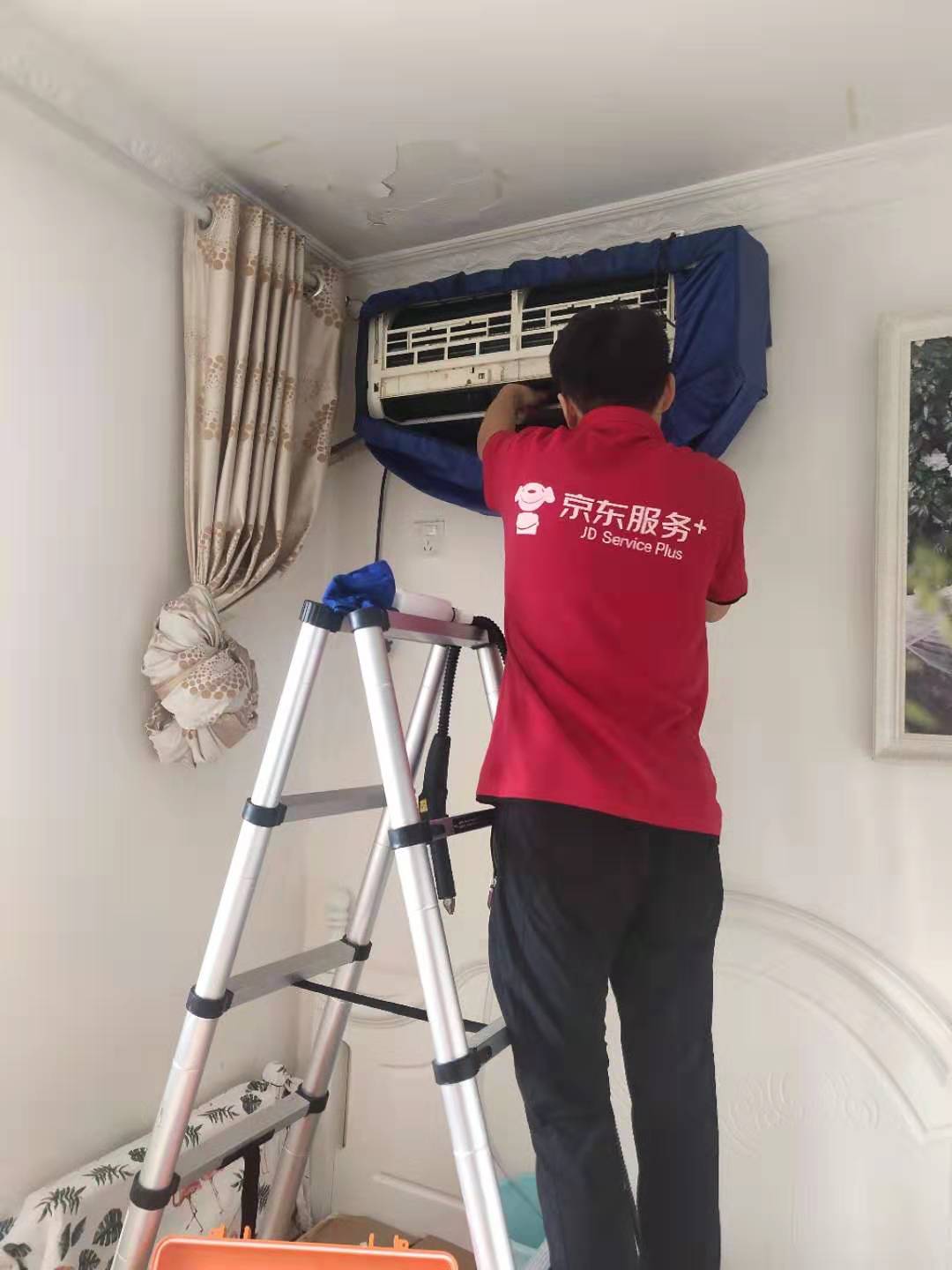 十幾歲的小伙就代表著京東為用戶中心服務.jpg